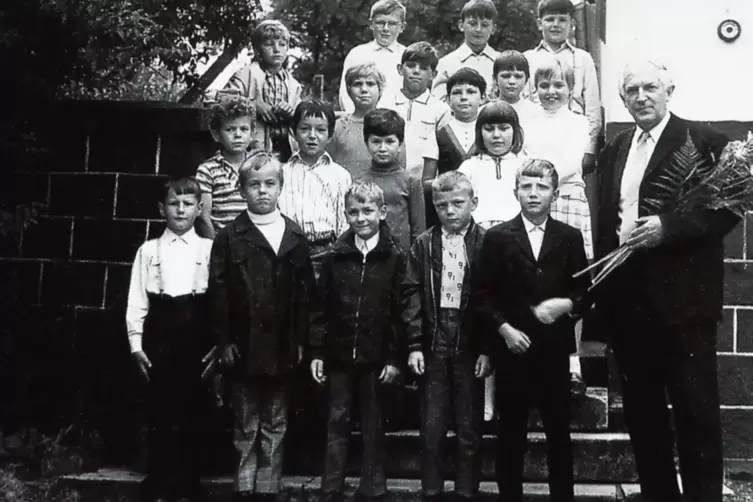 Die Schuljahrgänge eins bis vier am letzten Schultag vor der Auflösung der Schule am 15.7.1970. Rechts: Der langjährige Schullei