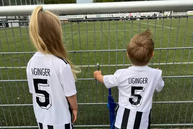 Emma und Paul im neuen Trikot von Papa Christian Liginger beim Sieg des FC Kandel gegen Offenbach. 