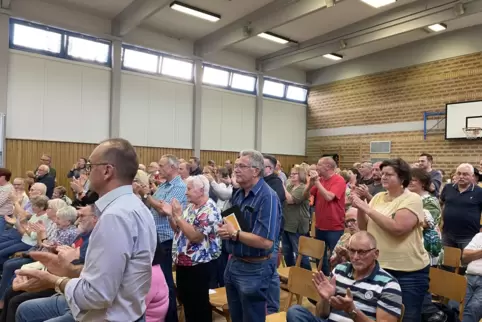 Als der Gemeinderat zurücktrat, applaudierten die Freisbacher. Als der Gemeinderat zurücktrat, applaudierten die Freisbacher.