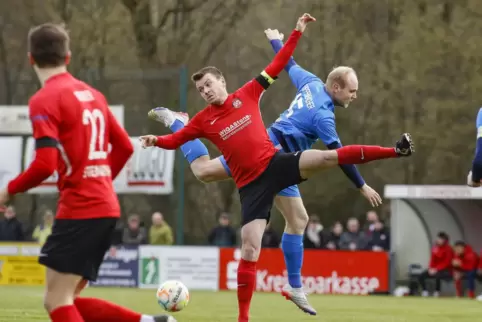 Verletzte sich im Spiel gegen Marienborn schwer: André Forsch vom SV Steinwenden (im roten Trikot in der Bildmitte).