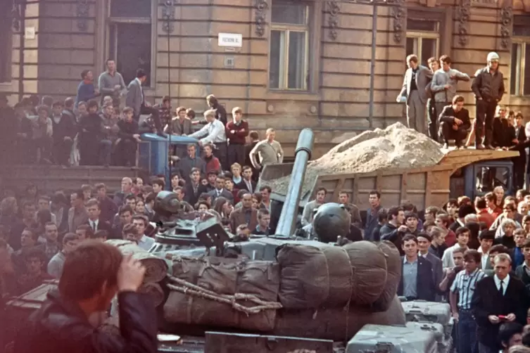 Ein sowjetischer Panzer in Prag.