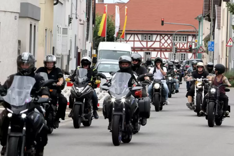 Der Tross der über 200 Motorradfahrer fuhr durch Bellheim (Foto) und über Johanniskreuz nach Eisenberg. 