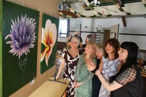 Kerstin Anderegger-Blaser (vorne) ist das 200. Mitglied des Kunstkreises Kusel und zeigt mehrere Blumenbilder.