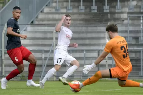 Arminias Offensivkraft Bastian Hommrich scheitert an Diefflens Torwart Sebastian Buhl. 
