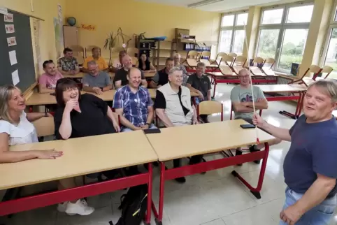 Nach 40 Jahren im alten Klassensaal. Jörg Cullmann mimt den strengen Lehrer. 