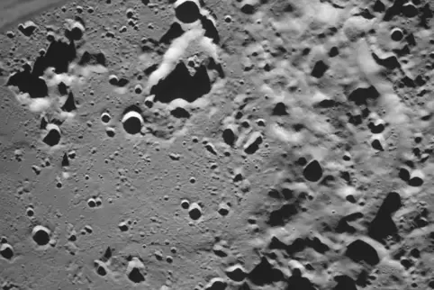 Vergangene Woche hatte die Sonde eine Aufnahme des von der Erde aus nicht sichtbaren Zeeman-Kraters gesendet. 