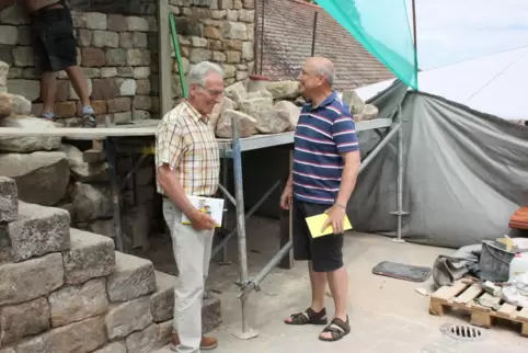 Dieter Weilacher (links) und Willy Bohl überzeugen sich von dem Fortschritt der Sanierungsarbeiten.