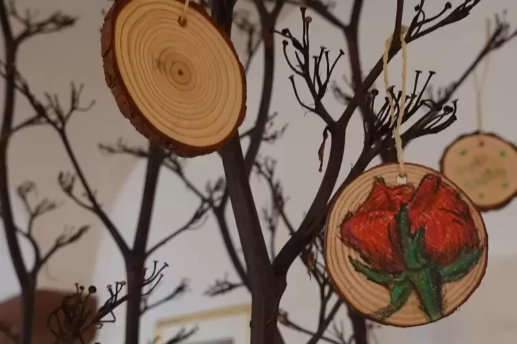 Holzanh&auml;nger, auf denen letzte Gr&uuml;&szlig;e gemalt worden sind, schm&uuml;cken den Erinnerungsbaum. 