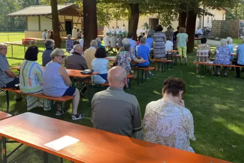 Der Waldgottesdienst auf dem Gelände des SV Geinsheim, hier mit Gerhard Kästel, Pfarrer im Ruhestand, hat Tradition. 