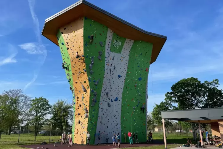 Hier &uuml;ben auch Spitzenathleten: der Kletterturm im neuen Stadtteil Franklin.