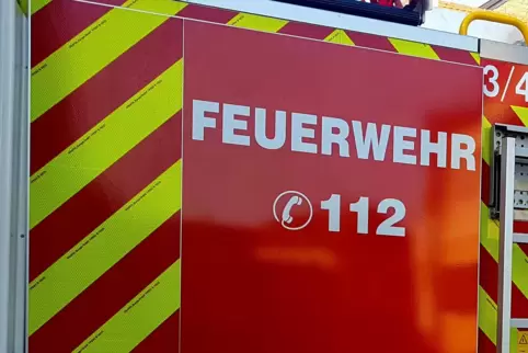 Brand gelöscht, Ölsperre errichtet: In Schallodenbach musste die Feuerwehr einen brennenden Bus löschen.