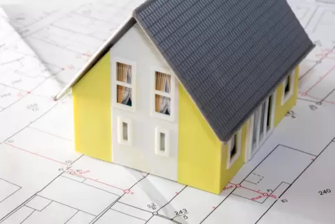 Der Wunsch nach dem Eigenheim ist ungebrochen, doch die Finanzierung wird immer schwieriger, sagen regionale Immobilienexperten.