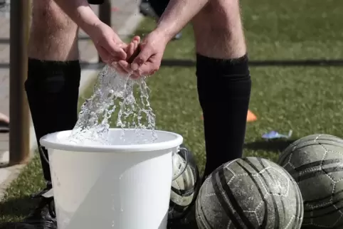 Trinkpausen und Abkühlen sind bei der Hitze auf dem Fußballplatz wichtig. Trinkpausen und Abkühlen sind bei der Hitze auf dem Fußballplatz wichtig.