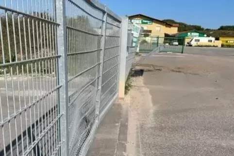 Der Schaden ist da, der Verursacher ist weg. Die Polizei ermittelt wegen Unfallflucht. 