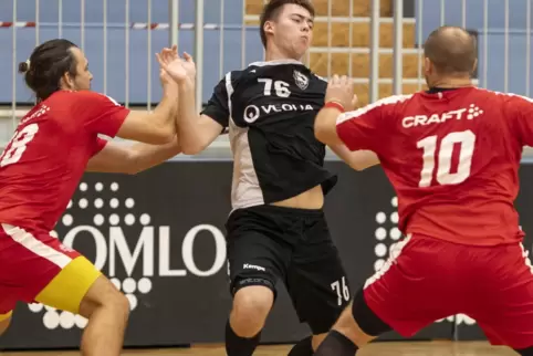 Bennet Löhmar vom TuS Dansenberg (Mitte) wird von gleich zwei Spielern der SG Leutershausen beim Testspiel in die Mangel genomme