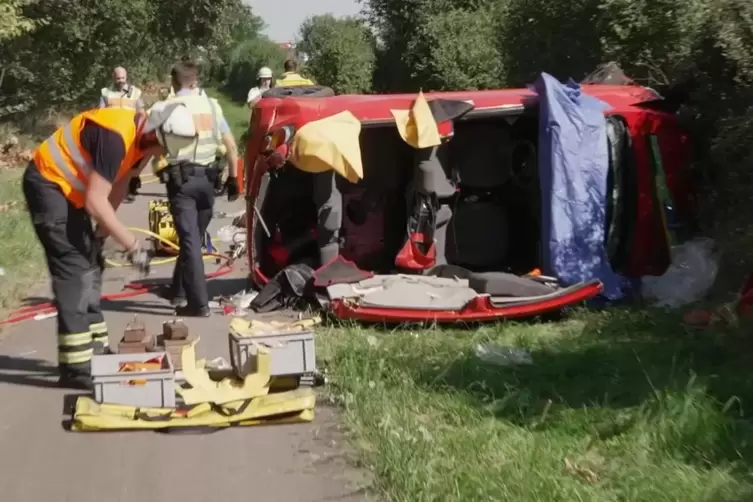 Die Feuerwehr musste die Frau aus dem Unfallwagen befreien. 