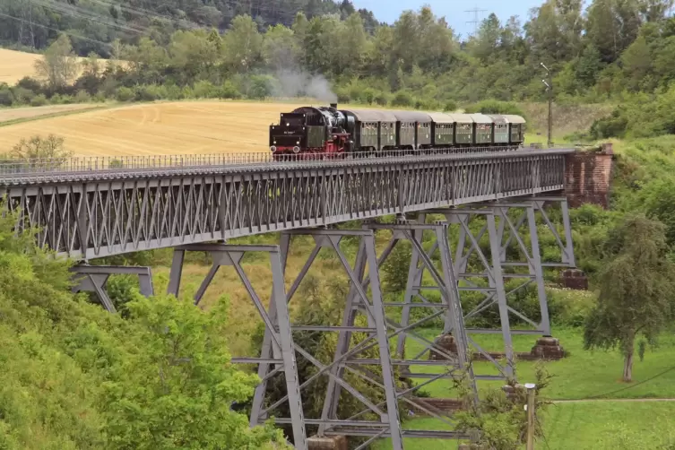 Der 264 Meter lange und 34 Meter hohe Talübergang Epfenhofen ist die größte Brücke der Sauschwänzlebahn. Eine Dampflok der Baure
