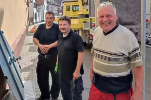 Kirchturmuhrspezialist Jörg Ankermann, Schlosser Alfred Lanz und Thomas Pfirrmann vor der Montage der Uhren. 