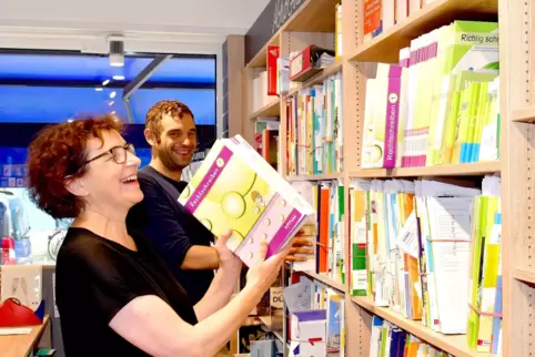 Anja Gößling und Jannes Mewes von der Buchhandlung Frank sortieren Schulbücher ein.
