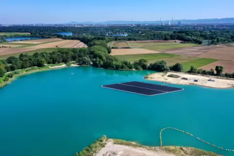Aus der Luft: die schwimmende Photovoltaikanlage auf der Schlicht zwischen Neuhofen und Waldsee. 