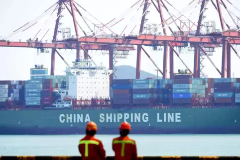 Arbeiter im Hafen von Qingdao: Die chinesischen Exporte sind im Juli aufgrund der schwachen globalen Nachfrage um fast 15 Prozen