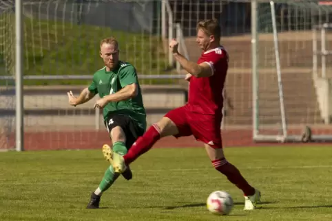 Eisenbergs Spielertrainer Christian Graumann (links) versucht, einen Schuss des Heßheimers Tobias Kraft zu blockieren. 