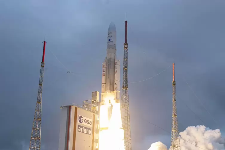 Spitzentechnologie aus Europa: Am 25. Dezember 2021 startet eine Ariane 5 auf dem europäischen Weltraumbahnhof in Kourou (Franzö