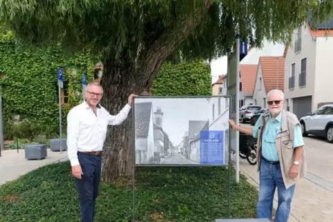 Bürgermeister Marcus Schaile und Ortsvorsteher Friedrich Rentschler vor einem „Historischen Fenster“ in der Kirchstraße. 