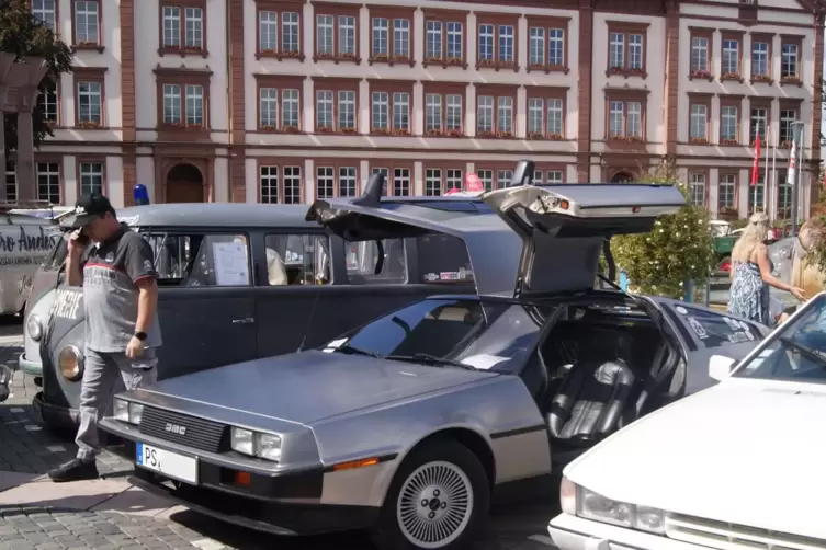 Toller Blickfang für Auto- und Filmfans: Ein DeLorean DMC-12 aus dem Film „Zurück in die Zukunft“ war bei einem der vergangenen 