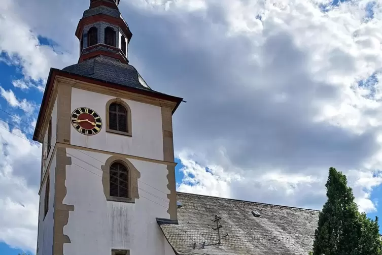 Der aus dem 14. Jahrhundert stammende Turm der evangelischen Kirche Odenbach mit der charakteristischen welschen Haube ist einst
