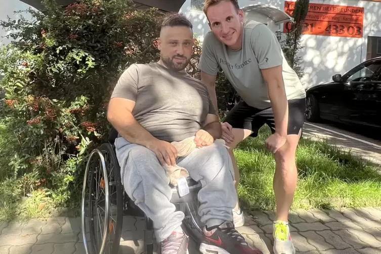 Sport-Inklusionslotse Felix Assel und Rollstuhlfahrer Abdul Dogan, der ihn um Hilfe gebeten hatte. Dogan war auf der Suche nach 
