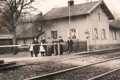 Ein kleines, eher unscharfes , aber sehr eindrucksvolles Foto aus dem Jahre 1940: Sonntagsausflug an „Ferwers Bahnwärterheisel“.