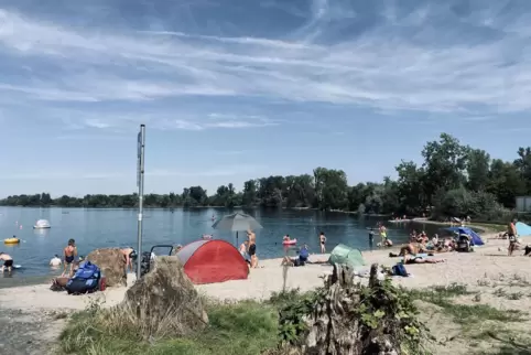 Der Badestrand befindet sich direkt am Eingang zum See, dahinter schließt sich die Liegewiese an.