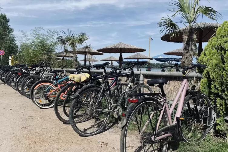 Pole Position f&uuml;r Fahrradfahrer an der Beachbar.