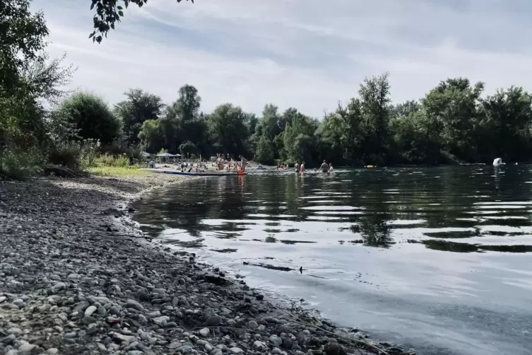 Wer etwas Abstand zum vollen Badestrand sucht, kann ein St&uuml;ck weiter entlang des Ufers auf ruhigere Pl&auml;tzchen hoffen. 