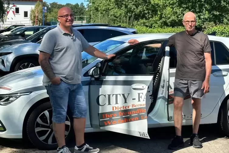 Mit dem Ergebnis der Fahr- und Filmstunde waren sowohl der Fahrlehrer Tony Kremer (links) als auch sein &bdquo;Sch&uuml;tzling&ldquo; J&uuml;rgen M&auml;&szlig; 
