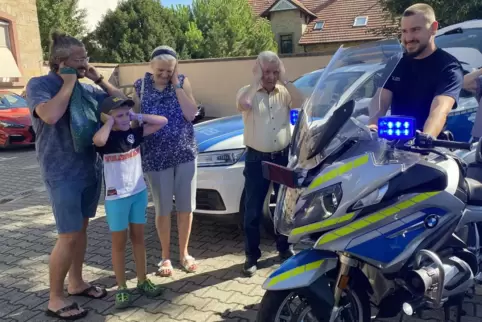 Ohren zu! Polizist Steffen Pasternack schaltet das Martinshorn des Grünstadter Polizei-Motorrads ein. 
