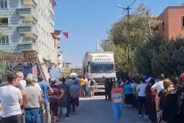 F&uuml;r Trinkwasser m&uuml;ssen die Menschen in dem Ort lange Schlange stehen. 