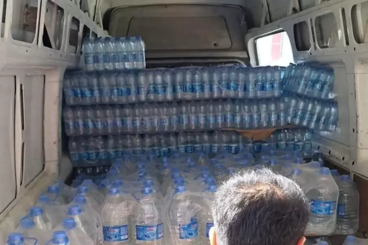 Transporter mit Wasserflaschen, die an verschiedenen stellen ausgegeben werden. 