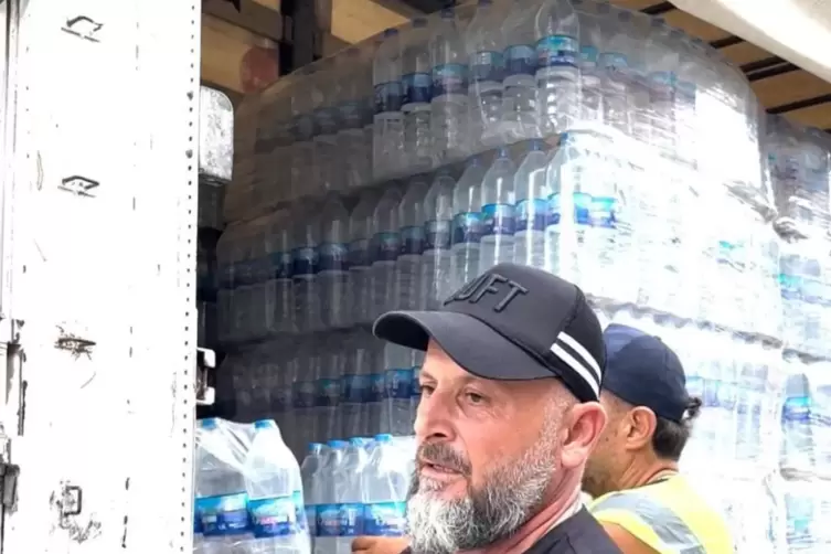 Ein Lkw bringt Trinkwasser.