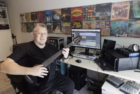 Technik, Gitarren und Erinnerungen in Form von Plattencovern – inklusive AC/DC und Fix & Fox“ – an der Wand: Hier im kleinen hei