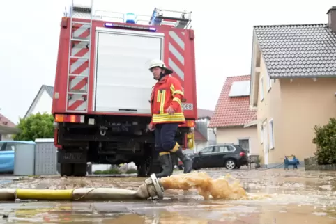 Im Dauereinsatz: die Feuerwehr nach dem Starkregen Anfang Mai in Mechtersheim. 
