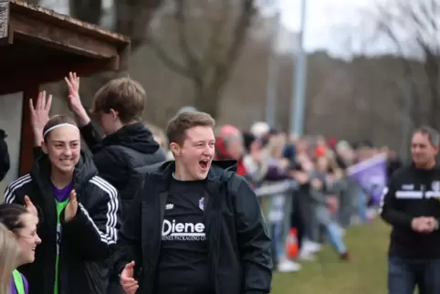 Brüllt bei einem der vielen Siege die Freude raus: Leonie Fischer, Cheftrainerin der B-Juniorinnen des 1. FFC Kaiserslautern, di