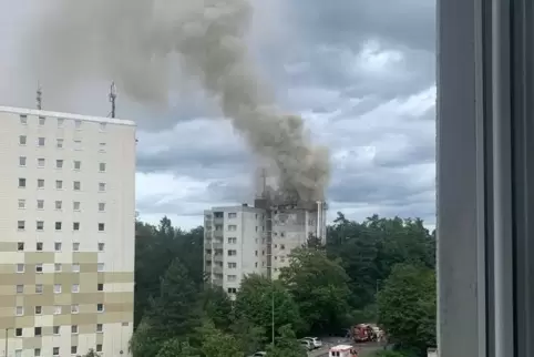 Am 13. August stand das Dachgeschoss des Hochhauses in Brand. Anwohnerin Christina Randel hat das Feuer fotografiert. 