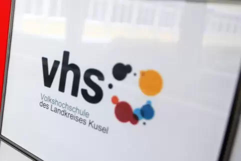 Hinweisschild der Kreisvolkshochschule Kusel. 