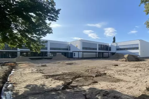 Seit Beginn der Sommerferien wird auf dem Außengelände der Carl-Bosch-Grundschule gearbeitet.