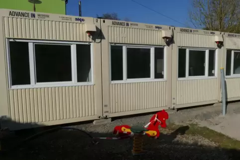 Um kurzfristig Platz zu schaffen, wurden Container als Interimslösung aufgebaut. 