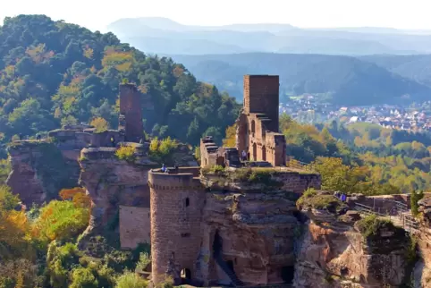 Das Burgenmassiv Altdahn ist der Höhepunkt auf der Wanderung, die von Auf- und Abstiegen geprägt ist. 