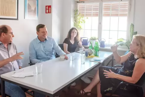 Die Redaktionsgäste Mario Brandenburg (2. v.l.) und seine Mitarbeiterin Ann-Kathrin Johann (Mitte), im Gespräch mit Nicole Tauer