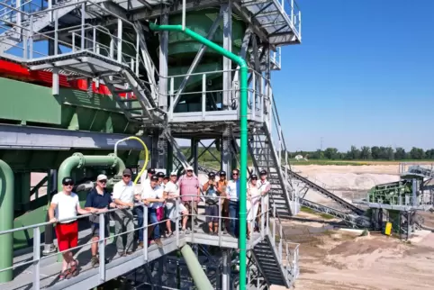 Die Sommertour-Teilnehmer auf dem Sandturm des neuen Kieswerks.